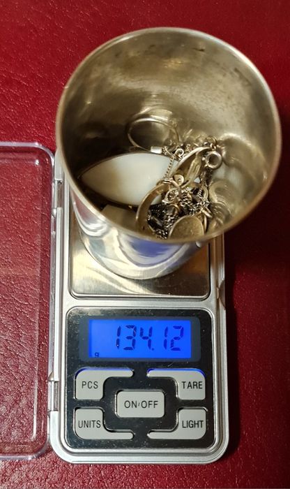 Diferite obiecte din argint 134 grame.