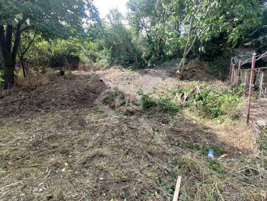 Дворно място с къща за ремонт или събаряне в Карнобат 95874