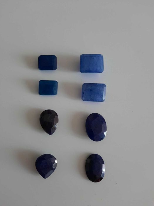 Необработвани, естествени скъпоценни камъни