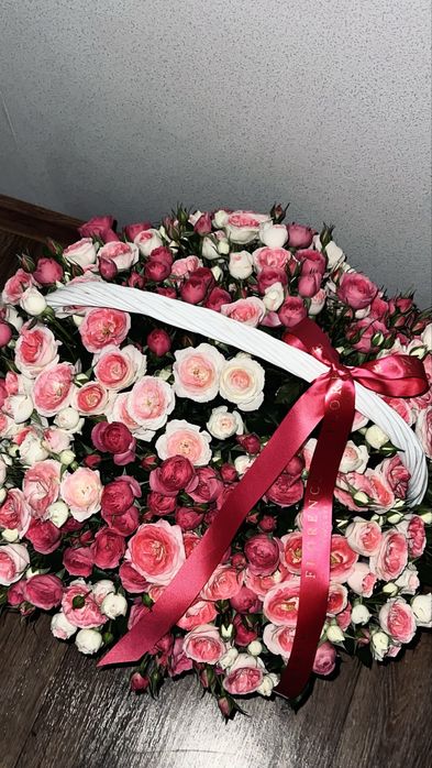 корзина с пышной композицией из розовых и белых кустовых роз