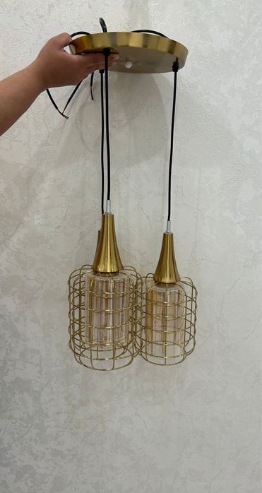 Диван, шкаф, кілем, унитаз, люстра сатылады