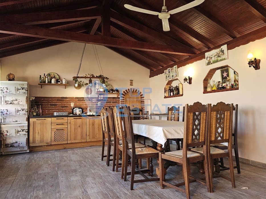 Обзаведена къща с три спални, барбекю, двор и гараж в село Поликраище