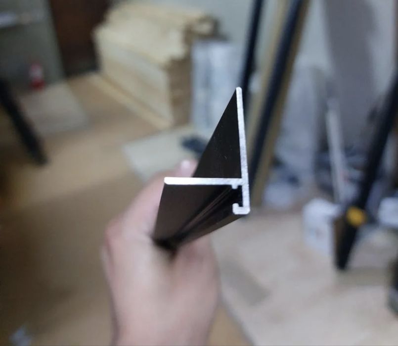 L-образный микроплинтус