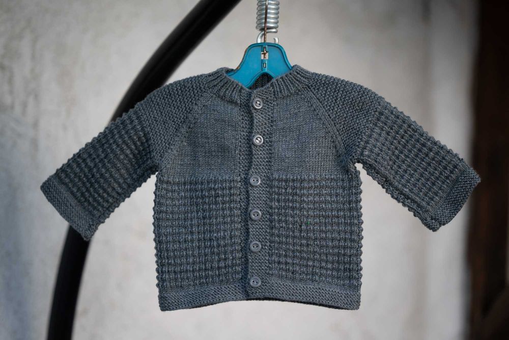 Ръчно плетени детски дрехи.