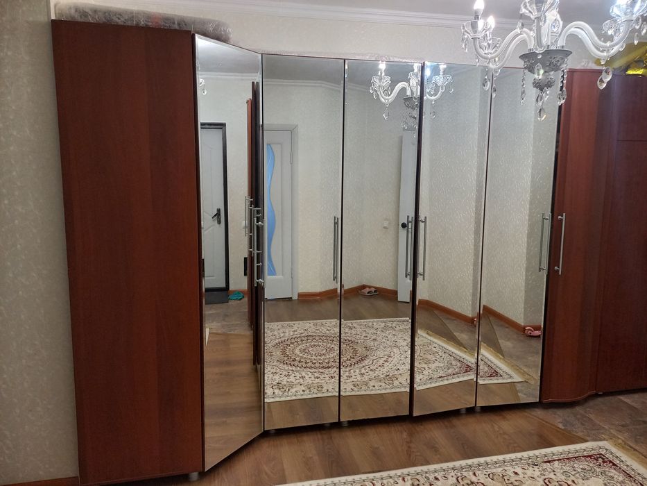 Прихожая, шифонер.