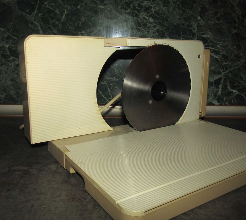 Електрическа машина за рязане на колбаси, хляб, сирена Bosch