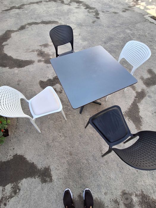 Kafe va xonadon uchun stol va 4 ta stul toʻplami srochno sotiladi!