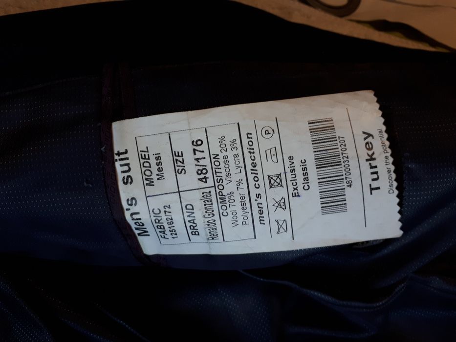 Продаю темно синий костюм