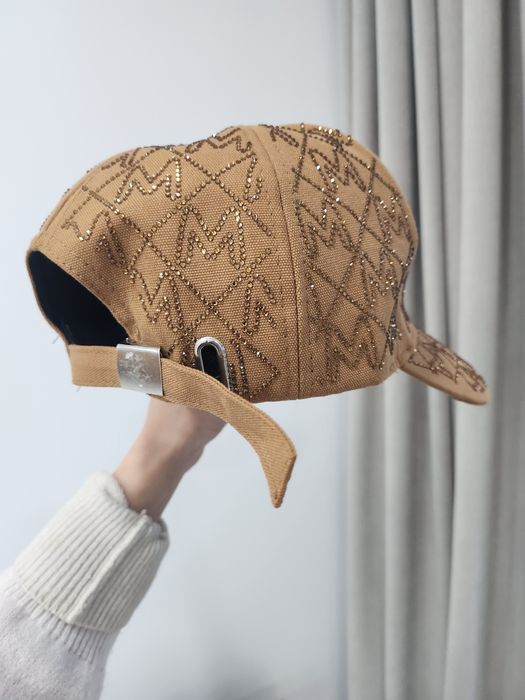 Неупотребена шапка с камъни