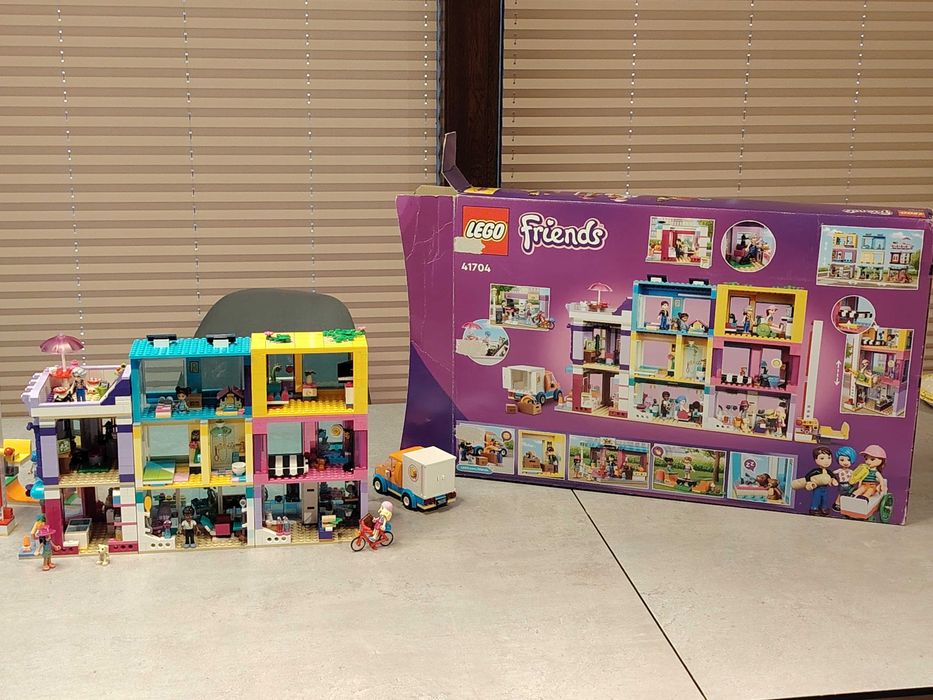 Lego Friends 41704, Cladirea de pe strada principala