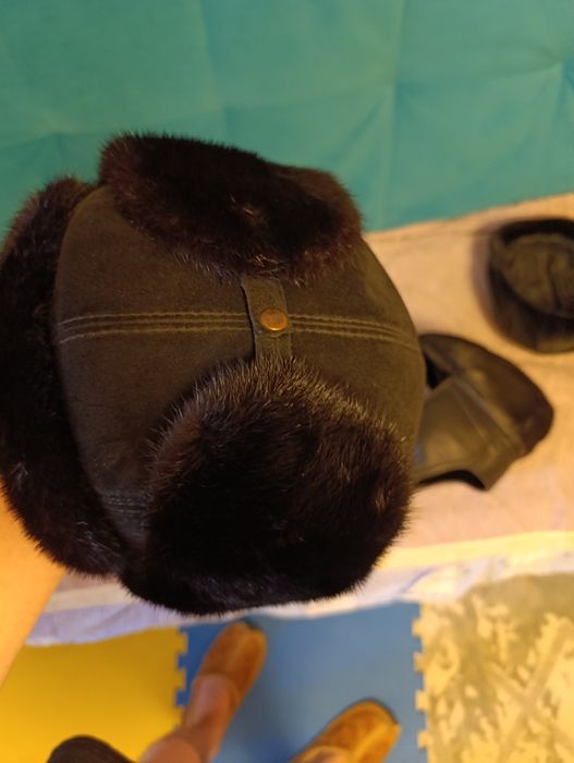 Продам мужские кепки и шапку