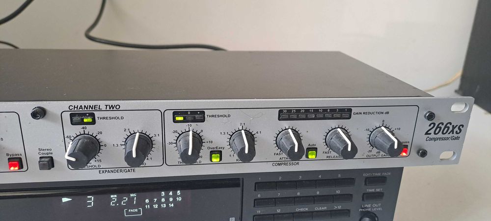 Interfata audio dbx 118 Compresor Gate Studio Rack