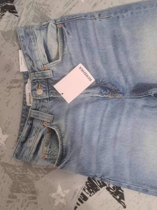 Blugi baggy Bershka.