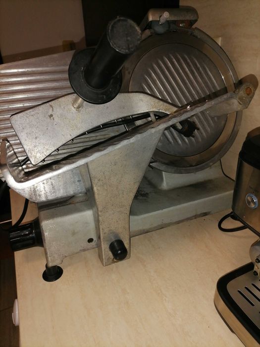 Продавам професионална слайс машина, включваща заточващо устройство