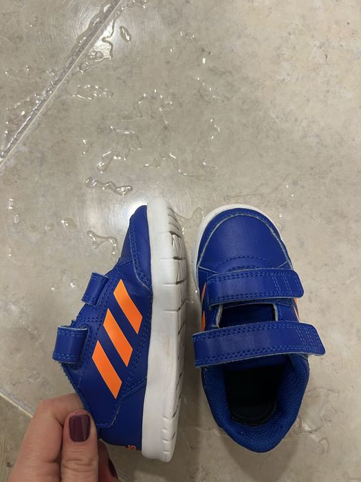 Продавам детски кожени маратонки Adidas