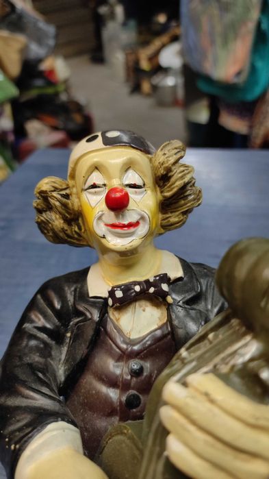 Смешен клоун музикант