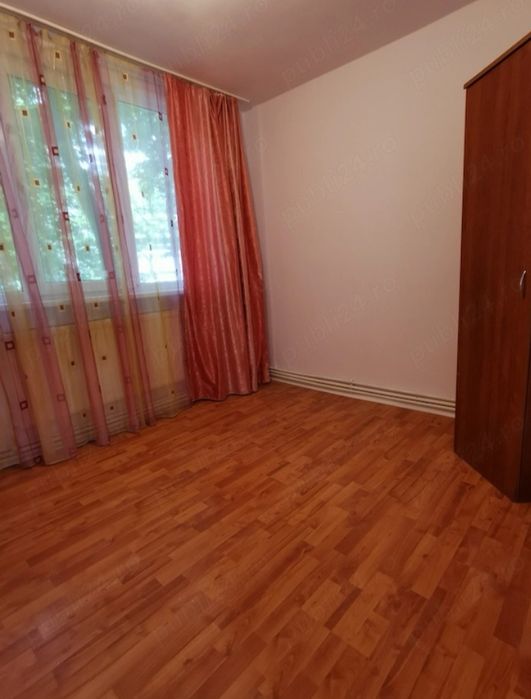Apartament cu 3 camere de închiriat