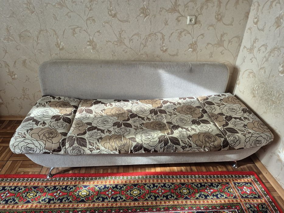 Диван в отличном состоянии, внутри с полками.