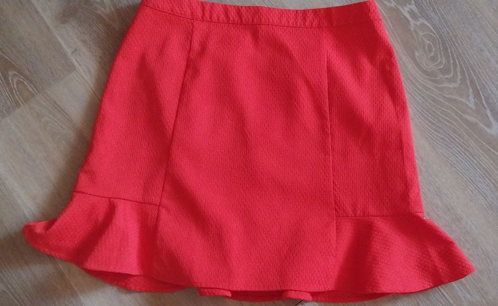 Червена стилна пола