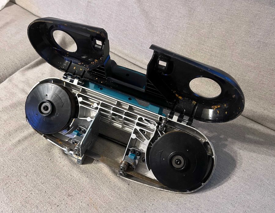 Fierastrau cu banda Makita DPB183 18V LXT profesional