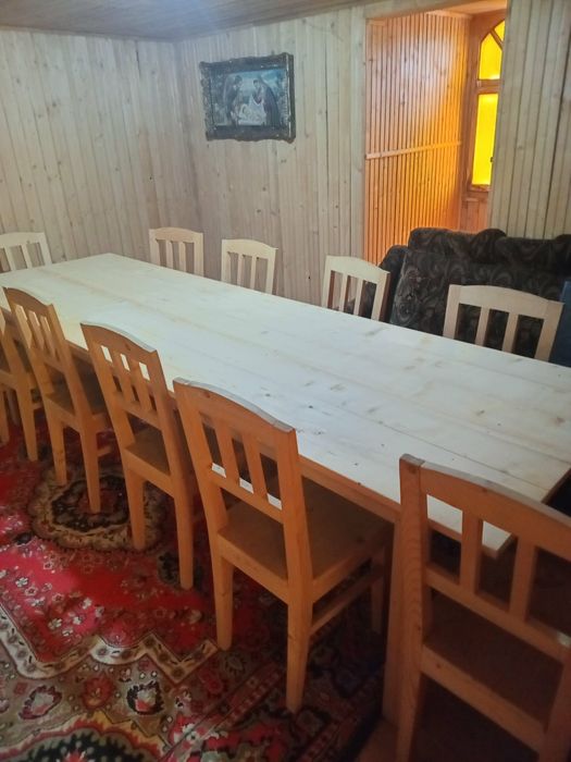 Vând masa cu 10 scaune are 3 metri lungime și 90 lățime