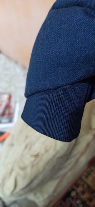 дамско яке Anti Blue р-р М-35 лв; дамски суитчър Russell р-р М-18 лв.