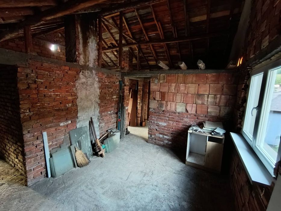 Просторна триетажна къща с голям двор в с. Дивотино, обл. Перник