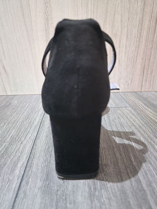 Черни велурени сандали