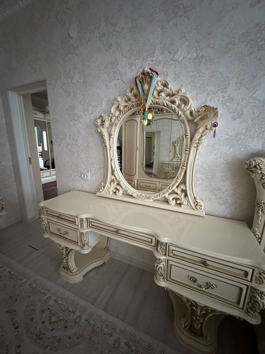 Трюмо с зеркалом