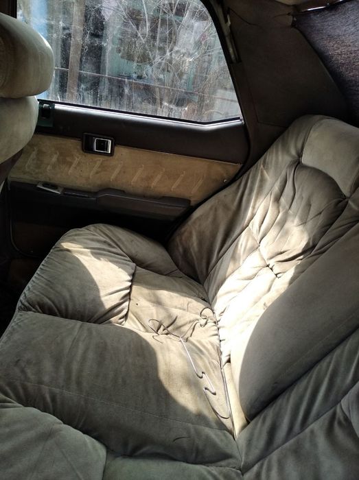 Тойота креста енгил седанрули чапга урнатилган 1983 йилда ишлаб