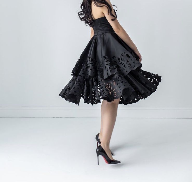 Коктейльное платье с национальным орнаментом