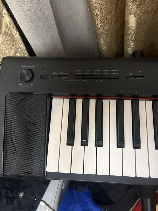 Yamaha pianina cu stand