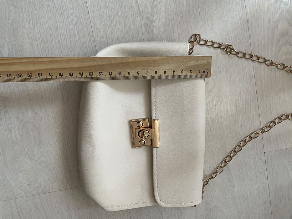 Бяла чанта, подходяща за моминско парти, сватба или кръщене.