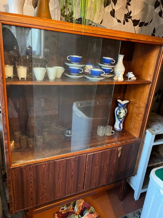 Отдам даром стол и сервант