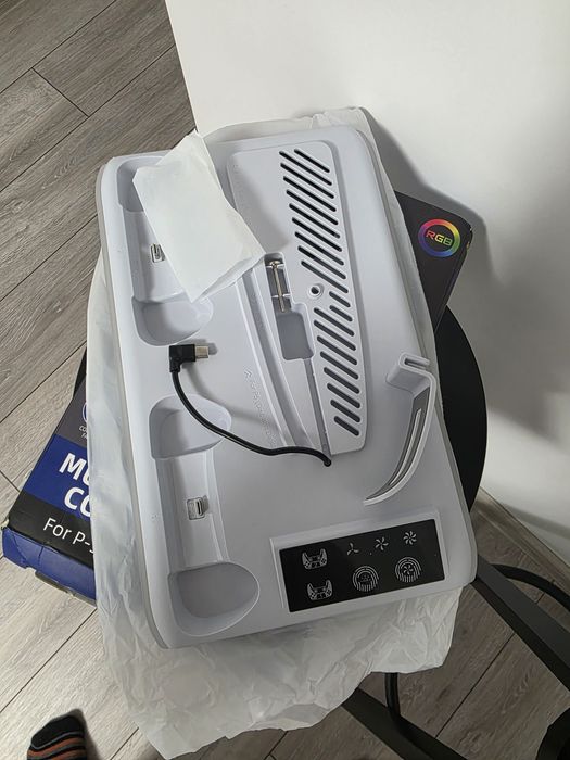 Stand răcire vertical PS5 / PS5 Slim / PS5 Pro – NOU, RGB