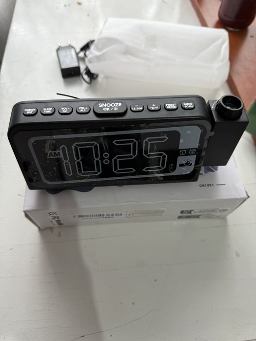 Ceas cu alarma, radio si proiectie