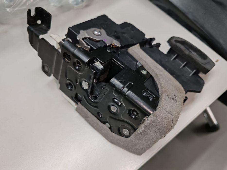 Încuietoare Audi Q8 2019+ 4K0839016S 4K1837016L