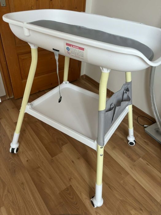 Маса за повиване ,регулируема височина,отлично състояние!