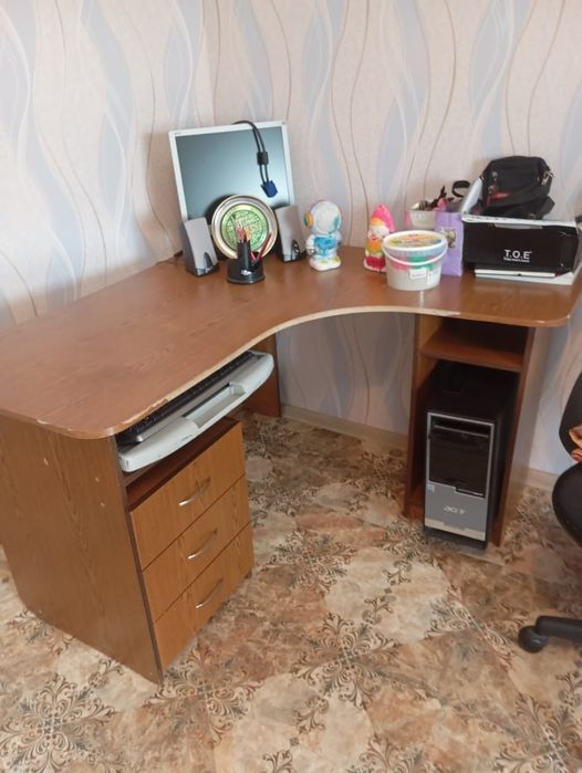 Стол компьютерный и кровать