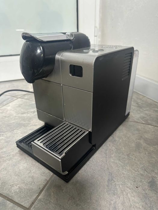 Капсулна кафемашина Nespresso Lattissima Plus Espresso Machine EN520S