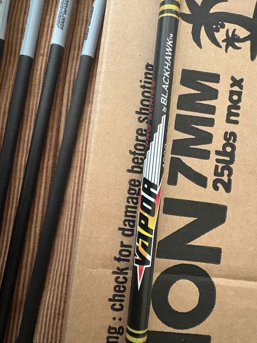 Продавам 14 броя стрели за лък