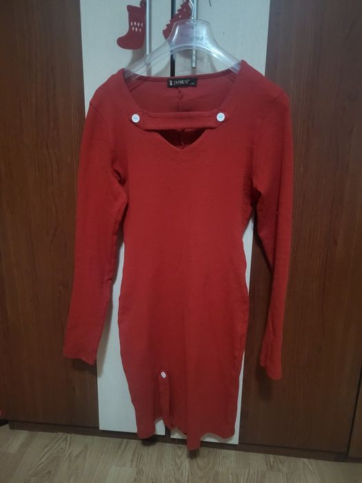 Червена рипсена рокля