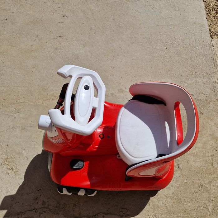 Машинка красного цвета