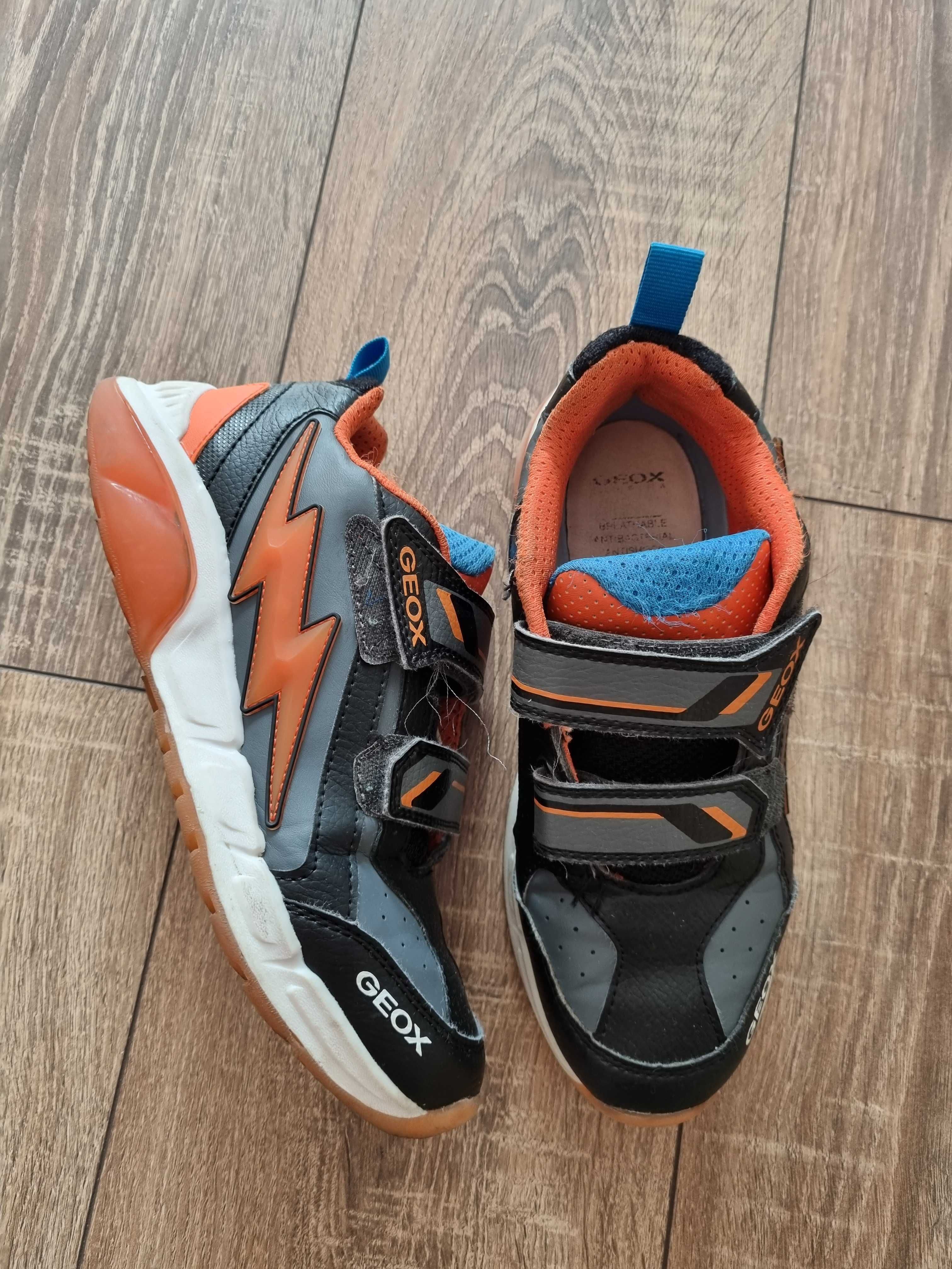 Sneakers GEOX cu luminite marimea 37 Bacau OLX.ro
