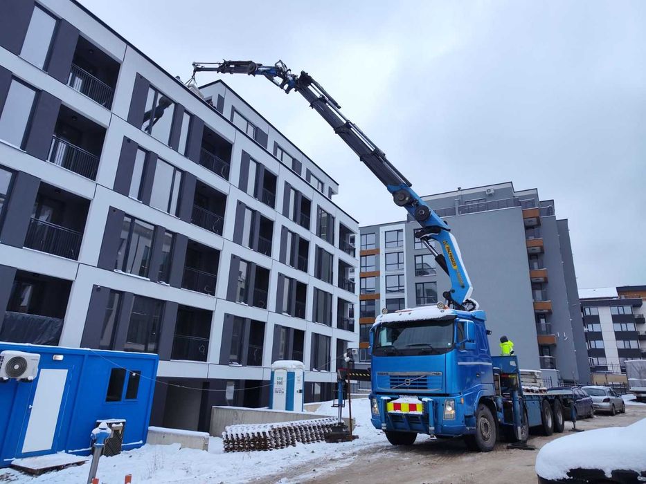 Камион с кран. Транспортни и товаро-разтоварни услуги.