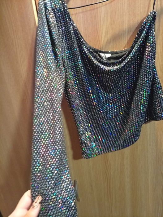 Top elegant H&M cu umăr gol