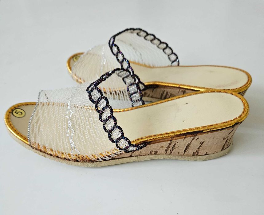 Шлёпанцы на пробке