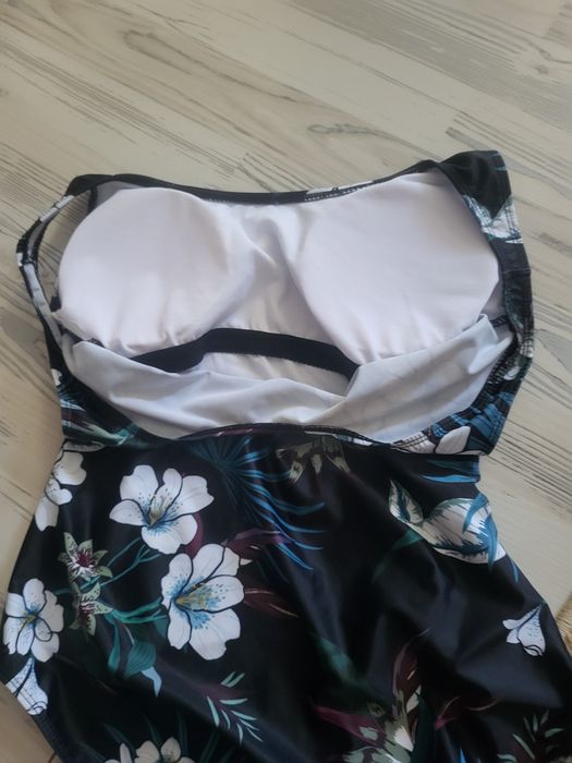 Vând Costum Baie