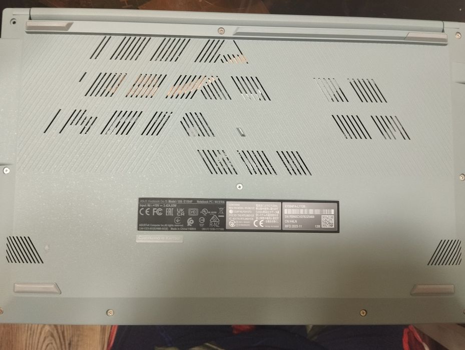 Продаю новый ноутбук свой несколько раз смотрела только кино