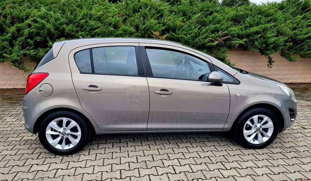 Opel Corsa~Motor 1.4 Benzină~114000 km~An 2014~Senzori parcare~Led de zi~Superbă